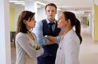 Der Dicke – MDR Fernsehen DER DICKE IV. STAFFEL FOLGE 52, "Unter Verdacht" Uhr. Yasmin (Sophie Dal, l.) und Lars (Matthias Ziesing, M.) sind fassungslos. Die Ärztin (Antonia Gerke, r.) im Krankenhaus beschuldigt sie, ihr Baby Marcel mißhandelt zu haben. Bei Marcel wurden Symptome von SBS , dem Shaken Baby Syndrom, festgestellt.