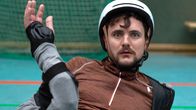 Almania – Stimpel (Phil Laude) und sein Arm stehen nach einem Crash mit dem Torpfosten in einem ungewöhnlichen Verhältnis zueinander ….