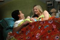 The Big Bang Theory – Das L-Wort: Leonard (Johnny Galecki, l.) und Penny (Kaley Cuoco, r.) ...