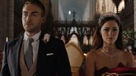 The Royals – Während die Trauung von Robert und Willow nicht so abläuft, wie Millionen von Zuschauern erwartet haben, wollen Jasper (Tom Austen, l.) und Eleanor (Alexandra Park, r.) ihre Liebe vor den bevorstehenden Ereignissen schützen ...
