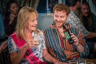 Agatha Raisin – Während der Feier sitzen auch Sheila Barr (Caroline Langrishe) und Rhys (Oliver Llewellyn Jenkins), der Stiefbruder der Braut, unter den Gästen. Besonders Rhys rückt in den Fokus der Ermittlungen, denn zwischen ihm und seiner Stiefschwester gab es immer wieder Reibereien.