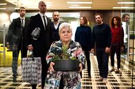 Call My Agent! – v.l.n.r.: Hicham Janowski (Assaad Bouab), Mimie Mathy (Mimie Mathy), Andrea Martel (Camille Cottin), Gabriel Sarda (Gregory Montel), Sofia Leprince (Stefi Celma)
