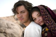 Der Medicus – Rob (Tom Payne) hat sich in die schöne Rebecca (Emma Rigby) verliebt.