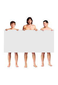Two and a Half Men – (9. Staffel) - Alles wird enthüllt: Walden (Ashton Kutcher, M.), Alan (Jon Cryer, r.) und Jake Harper (August T. Jones, l.)
