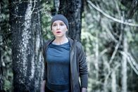 Schnee – Lucia (Brigitte Hobmeier) im Wald.