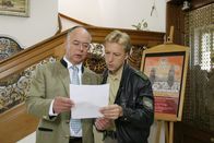 Die Rosenheim-Cops – Liegen Polizeichef Gert Achtziger (Alexander Duda, li.) und Polizist Michi Mohr (Max Müller, re.) mit ihrer Vermutung richtig, dass der Mörder im musikalischen Umfeld des Opfers zu finden ist?