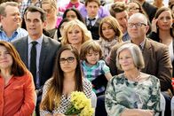 Modern Family – Eric Stonestreet (Cameron Tucker), Ty Burrell (Phil Dunphy), Julie Bowen (Claire Dunphy), Jeremy Maguire (Joe Pritchett), Sarah Hyland (Haley Dunphy), Ed O'Neill (Jay Pritchett).