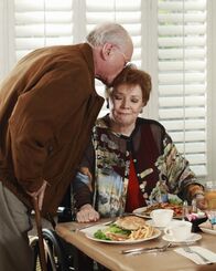 Desperate Housewives – Frank Kaminsky (Larry Hagman, l.); Stella Wingfield (Polly Bergen, r.)