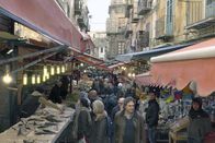 Im Bauch von ... – Der Ballarò-Markt liegt teilweise dicht gedrängt zwischen den engen historischen Gassen Palermos.