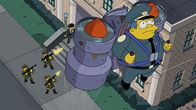 Die Simpsons – Ein Fehler bei der Post lässt Wiggum ein Jetpack zukommen. Doch seine Aktivität als Himmelspolizist nimmt ein jähes Ende ...