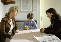Tatort – SWR Fernsehen TATORT, "Engel der Nacht" Uhr. Es ist verwunderlich, aber obwohl er am Tatort gewesen sein muss, scheint der kleine Manuel (Henry Stange) nichts von dem Mord an seinem Vater mitbekommen zu haben. Jedenfalls können weder Klara Blum (Eva Mattes) noch die Haushälterin Frau Sendel (Beata Lehmann) etwas aus ihm herausbekommen.