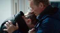 Kommissar Wisting – Wut und Verzweiflung: Banjamin (Lars Berge, li.) findet bei Kommissar Wisting (Sven Nordin, r.) Trost.