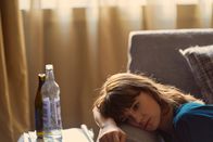 Normal People – Nach einer Partynacht voller Alkohol und Musik muss Marianne (Daisy Edgar-Jones) die Wogen glätten.