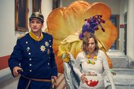 Andere Eltern – Lars (Sebastian Schwarz, l.) und Malte (Daniel Zillmann, 2.v.r.) begleiten Anita (Nadja Becker, r.), deren Wehen mitten im Karneval eingesetzt haben, ins Krankenhaus.