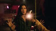 Club der magischen Dinge – Kyra (Kimie Tsukakoshi) wurde ohne ihr Zutun in ein Lagerhaus in Thailand teleportiert. Dort wird sie von einer Elfe entdeckt, die sie verdächtigt, etwas stehlen zu wollen.