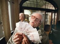 Tatort – Nach dem Banküberfall flüchten die mit alten Männermasken getarnten Räuber in ihre Villa und zählen die erbeuteten Geldscheine.