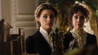 Grand Hotel – Alicia (Amaia Salamanca, l.); Doña Teresa (Adriana Ozores, r.)