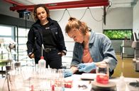 WaPo Bodensee – Julia Demmler (Wendy Güntensperger, l.), beobachtet die Wissenschaftlerin Lenka Kurilowa (Anke Retzlaff, r.) bei ihrer Arbeit.