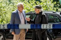 Rentnercops – Günter (Peter Lerchbaumer, l.) und Edwin (Tilo Prückner, r.) diskutieren am Tatort.