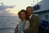 Das Traumschiff – Oberstudienrat Dr. Hilmar Kruse (Volkert Kraeft) ist glücklich: gerade hat er die Nachricht über seine Frühpensionierung erhalten. Seine Frau Annemarie (Evelyn Hamann) ist skeptisch, hat sie doch nunmehr ihren Mann den ganzen Tag um sich.
