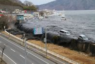 Japans Erdbebenkatastrophe – Der Tsunami trifft die Ufermauer von Miyako City, Japan - 11. März 2011. Dieses Bild wurde vom Rathaus in Miyako aus aufgenommen. (AP Images/ Rex Features/ Masatoshi Okauchi)