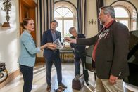 Die Rosenheim-Cops – Die Rosenheimer Mordkommission ermittelt, nachdem eine bekannte Pianistin tot in der Musikakademie gefunden wurde Von links: Sandra Mai (Sina Wilke), Kommissar Hansen (Igor Jeftic), Polizist Mohr (Max Müller) und Kommissar Stadler (Dieter Fischer).