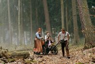 Hänsel und Gretel – Die Familie fährt in den Wald, um Holz zu holen - die Stiefmutter (Elisabeth Brück) und der Vater (Johann von Bülow) wollen Hänsel (Friedrich Heine) und Gretel (Mila Böhning) allein zurück lassen.