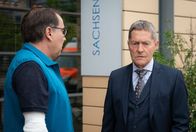 In aller Freundschaft – Beim Abschied erkundigt sich Dr. Bruno Herzog (Albrecht Ganskopf, li.) bei seinem Freund Rolf Kaminski (Udo Schenk, re.) nach ihrer gemeinsamen Freundin Vera Bader. Als Kaminski ihm vom Tod Veras erzählt, lüftet Bruno sein Geheimnis, dass auch er damals eine Affäre mit Vera hatte.