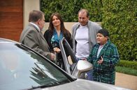 Modern Family – v.li.: Larry Paulson (Michael Rothhaar), Gloria Delgado (Sofía Vergara), Jay Pritchett (Ed O'Neill), Manny Delgado (Rico Rodriguez).