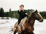 Nevada-Pass – John Deakin (Charles Bronson), einem getarnten Geheimagenten, gelingt es, die Hintergründe der mysteriösen Mordserie in dem amerikanischen Militärzug aufzuklären und einigen skrupellosen Verschwörern das Handwerk zu legen.
