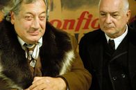 Monsieur Max – Max Jacob (Jean-Claude Brialy, re.) bittet den einflussreichen Theaterstar Sacha Guitry (Jean-Claude Dreyfus, li.) vergeblich, ihm bei der Rettung seiner deportierten Schwester zu helfen.