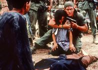Platoon – Sergeant Barnes (Tom Berenger) droht einem vietnamesischen Zivilisten damit, dessen Tochter zu ermorden, wenn er ihm nicht bei der Suche nach Feinden hilft.