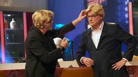 Sträter – Moderator Oliver Welke (r) mit völlig neuen Kopfbedeckungen.