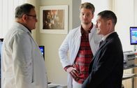 In aller Freundschaft – Dr. Kaminski (Udo Schenk, re.9 fragt bei Hans-Peter Brenner (Michael Trischan, li.) nach, ob er bei seiner Patientin weitergekommen ist. Brenners Diagnose ist noch vage, aber es könnte zum Beispiel Kupfermangel sein. PJler Florian Klein (Aaron Koszuta, mi.) prescht auch mit einer Diagnose nach vorn: Es könnte eine verschleppte Syphilis sein. Doch die Patientin ist seit 50 Jahren mit demselben Mann verheiratet und das schließt diese These aus.