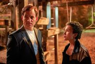 Gestern waren wir noch Kinder – Peter Klettmann (Torben Liebrecht) versucht Dilara (Mathilda Smidt) zu helfen. Sie leidet an Folgen des Unfalls, den er gebaut hat.