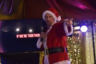 Death in Paradise – Stuart Fullwell (Marcus Brigstocke) verbringt die Weihnachtsferien gemeinsam mit seiner Verlobten Tabitha auf Saint Marie. Als es ihn eines Abends noch spät in eine Bar zieht, nimmt alles eine unerwartete Wendung.