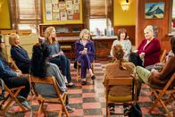 Mom – (v.li.): Jaime Pressly (Jill), Allison Janney (Bonnie), Mimi Kennedy (Marjorie), Beth Hall (Wendy), Kristen Johnston (Tammy).