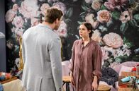 Sturm der Liebe – Boris (Florian Frowein, l.) und Denise (Helen Barke, r.) streiten sich wegen Xenia.