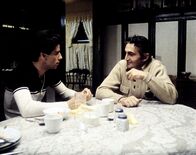 Saturday Night Fever – Tony (John Travolta) findet mit seinen Tanzambitionen kein Verständnis bei seinem Vater (Val Bisoglio).