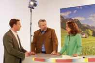Die Rosenheim-Cops – Die Kommissare Bach (Patrick Kalupa, l.) und Stadler (Dieter Fischer, M.) befragen Josie Meier (Judith Peres, r.), eine Kollegin der Toten.