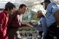 Terminal – Viktor Navorski (Tom Hanks, 2.v.l.) hat am Flughafen gute Freunde gefunden: Enrique Cruz (Diego Luna, l.), Gupta Rajan (Kumar Pallana, 2.v.r.) und Mulroy (Chi McBride, r.) ...