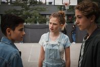 Völlig meschugge?! – Charly (Nelly Hoffmann, M.) kann es nicht fassen: Der böse Streit zwischen Hamid (Mika Ullritz, l.) und Benny (Louis Guillaume, r.) wird immer gemeiner!