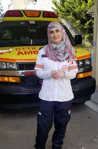 Re: – Ayrin Kabha ist gläubige Muslima und Rettungssanitäterin beim Magen David Adom, dem Roten Schild Davids in Tel Aviv.