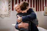 Sturm der Liebe – Eleni (Dorothée Neff, r.) versichert Markus (Timo Ben Schöfer, l.), immer für ihn da zu sein.