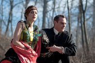 The Immigrant – Nachdem Bruno mit seinen Mädchen aus dem Kabarett fliegt, müssen sie auf der Straße arbeiten. Als plötzlich die Polizei auftaucht, suchen Bruno (Joaquin Phoenix) und Ewa (Marion Cotillard) das Weite.