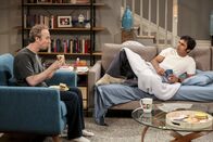 The Big Bang Theory – Was haben sich Howard und Bernadette da bloß eingebrockt? Müssen sie neben dem Schnorrer Stuart (Kevin Sussman, l.) jetzt auch noch Raj (Kunal Nayyar, r.) beherbergen?; Was haben sich Howard und Bernadette da bloß eingebrockt? Müssen sie neben dem Schnorrer Stuart (Kevin Sussman, l.) jetzt auch noch Raj (Kunal Nayyar, r.) beherbergen?