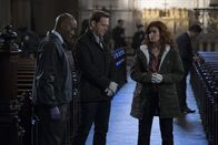 Detective Laura Diamond – Reynaldo (Marc Webster, l.), Jake (Josh Lucas, M.) und Laura (Debra Messing, r.) werden zu einer Kirche gerufen, wo ein experimentierfreudiger Kunst-Fotograf einen gewaltsamen Tod gestorben ist ...