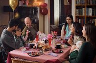 Tatort – Obwohl Nelly (Bayan Layla, 3.v.r.) die Geburtstagsfeier ihrer Nichte selbst ausrichtet, fühlt sie sich im Kreis ihrer Familie (Alexander Berenheuser, l.; Robert Kuchenbuch; Natalia Schüßler; Idil Üner) nicht einbezogen.