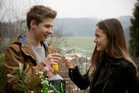 Merz gegen Merz – Leon (Philip Noah Schwarz) und Amina (Tabea Willemsen) kommen sich auf Annes Geburtstagsparty näher.