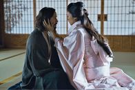 47 Ronin – Der Krieger Kai (Keanu Reeves, l.) und die 46 Ronin-Kämpfer müssen sich durch eine brutale Welt voller mythischer Biester, Gestaltenwandler und wundersamer Schrecken kämpfen, um den heimtückische Fürsten Kira zu besiegen und die schöne Mika (Kô Shibasaki, r.) aus dessen Fängen zu befreien ...